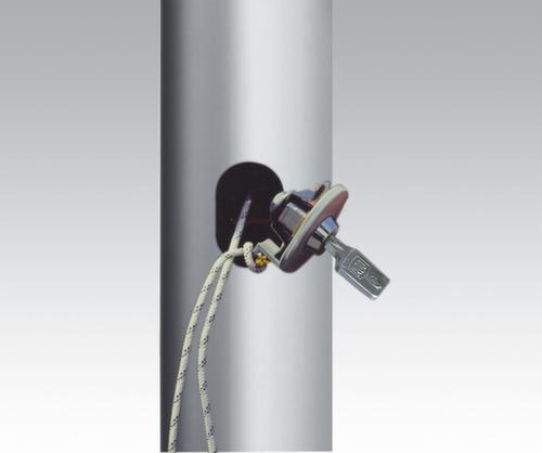 Vlaggenmast met intern hijsmechanisme en bodemhuls