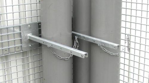 Gasflessendepot met openslaande roosterdeuren