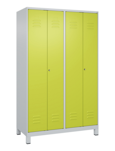 C+P Locker met zitbank Classic Plus voor scheiding van kleding, vakbreedte 300 mm