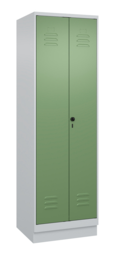 C+P Locker met zitbank Classic Plus voor scheiding van kleding, vakbreedte 300 mm
