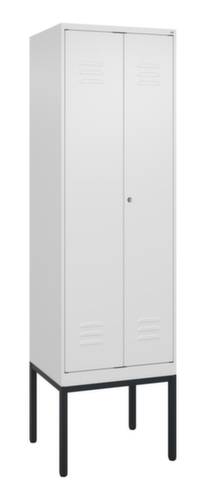 C+P Locker met zitbank Classic Plus voor scheiding van kleding, vakbreedte 300 mm