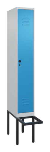 C+P Locker met zitbank Classic Plus voor scheiding van kleding, vakbreedte 300 mm