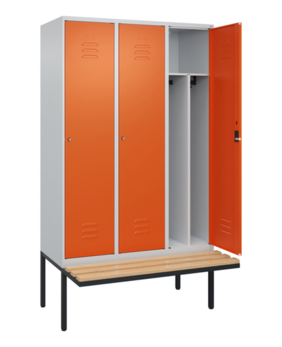 C+P Locker met zitbank Classic Plus voor scheiding van kleding, vakbreedte 400 mm