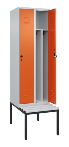 C+P Locker met zitbank Classic Plus voor scheiding van kleding, vakbreedte 300 mm