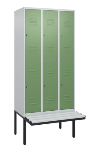 C+P dubbeldekse locker Classic Plus met bank, vakbreedte 300 mm