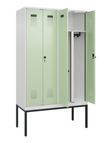C+P Locker met zitbank Evolo PLUS voor scheiding van kleding, vakbreedte 300 mm
