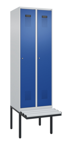 C+P locker voor scheiding van kleding Evolo PLUS met bank, vakbreedte 300 mm