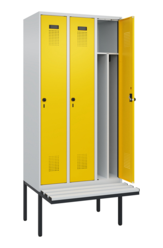 C+P locker voor scheiding van kleding Evolo PLUS met bank, vakbreedte 300 mm