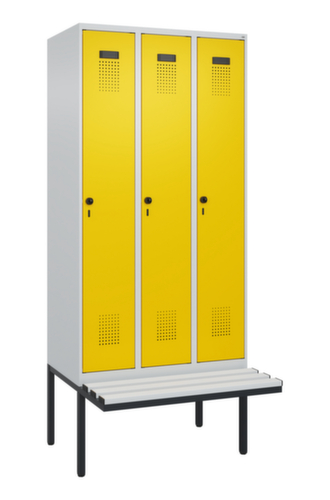 C+P locker voor scheiding van kleding Evolo PLUS met bank, vakbreedte 300 mm