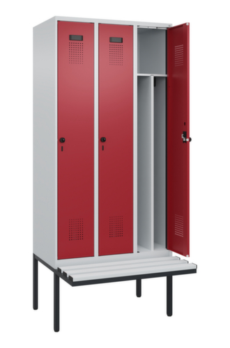 C+P locker voor scheiding van kleding Evolo PLUS met bank, vakbreedte 300 mm