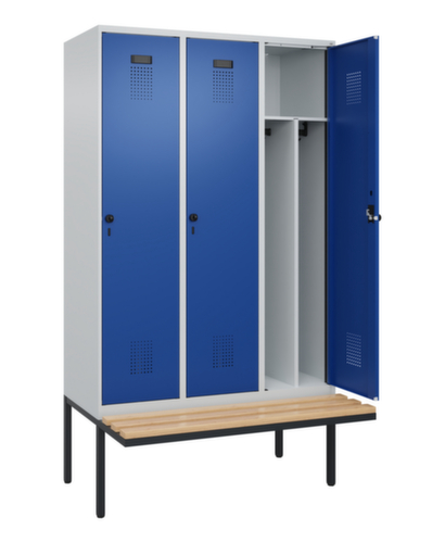 C+P locker voor scheiding van kleding Evolo PLUS met bank, vakbreedte 400 mm