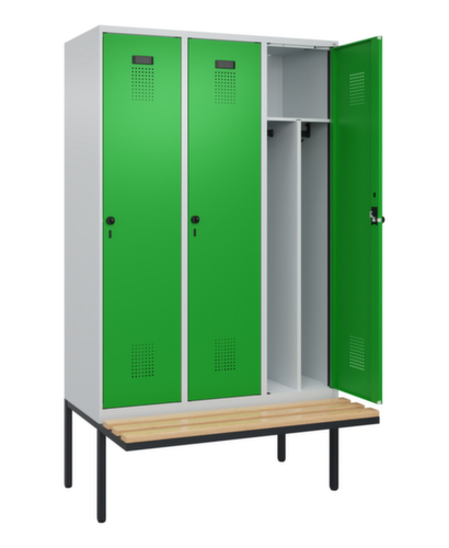 C+P locker voor scheiding van kleding Evolo PLUS met bank, vakbreedte 400 mm