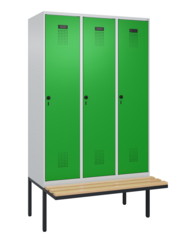 C+P locker voor scheiding van kleding Evolo PLUS met bank, vakbreedte 400 mm