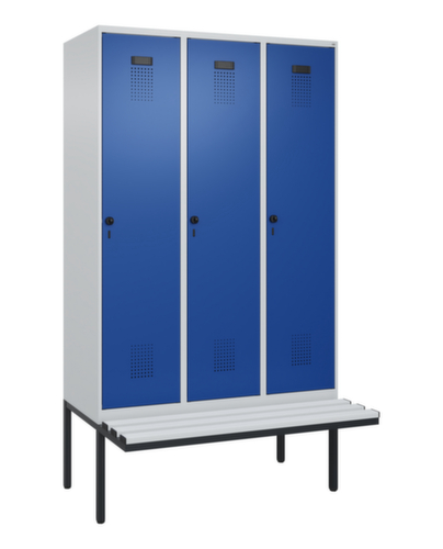 C+P locker voor scheiding van kleding Evolo PLUS met bank, vakbreedte 400 mm