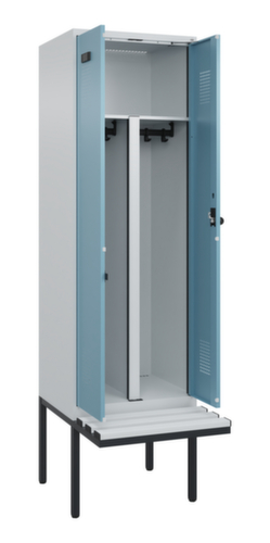 C+P PBM-locker Evolo PLUS voor het gescheiden opbergen van kleding met bank, vakbreedte 300 mm