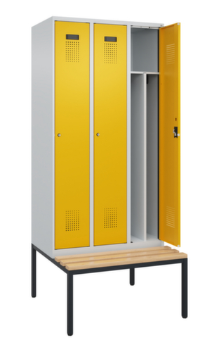 C+P locker voor scheiding van kleding Evolo PLUS met bank, vakbreedte 300 mm