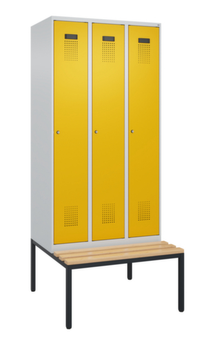 C+P locker voor scheiding van kleding Evolo PLUS met bank, vakbreedte 300 mm