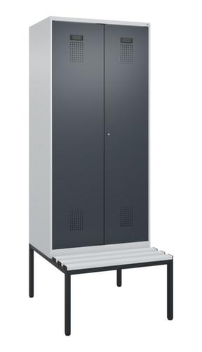 C+P locker voor scheiding van kleding Evolo PLUS met dubbele vakken en bank, vakbreedte 400 mm