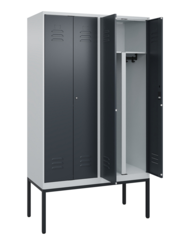 C+P Locker met zitbank Classic Plus voor scheiding van kleding, vakbreedte 300 mm