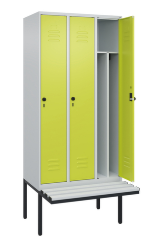 C+P Locker met zitbank Classic Plus voor scheiding van kleding, vakbreedte 300 mm