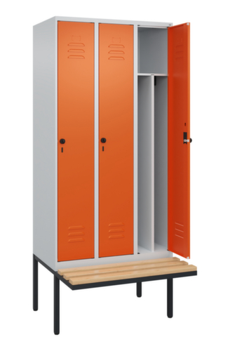 C+P Locker met zitbank Classic Plus voor scheiding van kleding, vakbreedte 300 mm