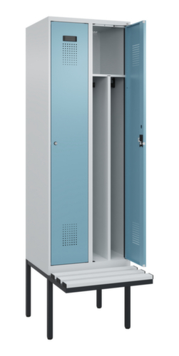 C+P locker voor scheiding van kleding Evolo PLUS met bank, vakbreedte 300 mm
