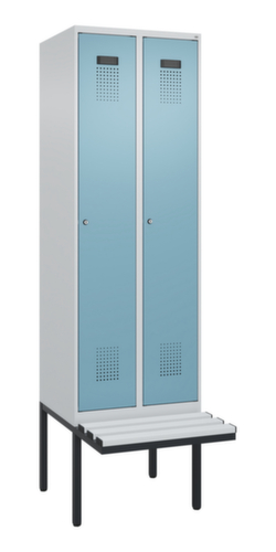 C+P locker voor scheiding van kleding Evolo PLUS met bank, vakbreedte 300 mm