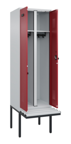 C+P locker voor scheiding van kleding Evolo PLUS met dubbele vakken en bank, vakbreedte 300 mm