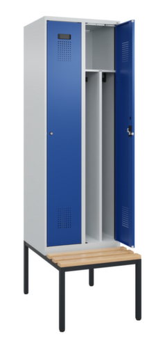 C+P locker voor scheiding van kleding Evolo PLUS met bank, vakbreedte 300 mm