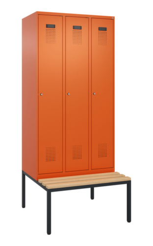 C+P locker voor scheiding van kleding Evolo PLUS met bank, vakbreedte 300 mm