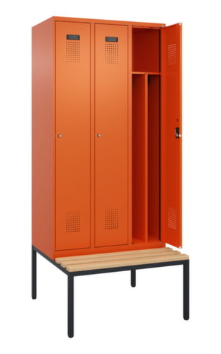 C+P locker voor scheiding van kleding Evolo PLUS met bank, vakbreedte 300 mm