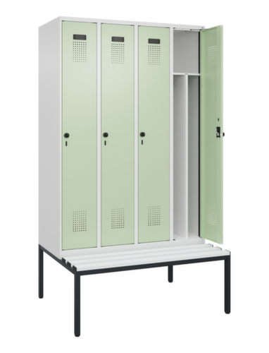 C+P locker voor scheiding van kleding Evolo PLUS met bank, vakbreedte 300 mm