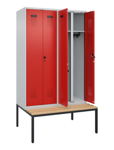 C+P locker voor scheiding van kleding Evolo PLUS met dubbele vakken en bank, vakbreedte 300 mm