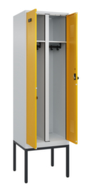 C+P Zwart-wit locker Evolo PLUS met dubbele vakken en voetonderstel